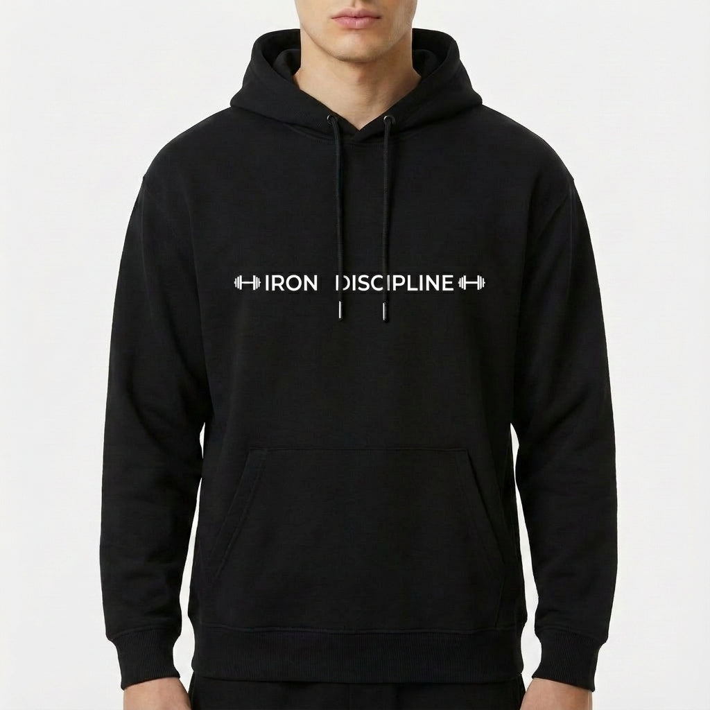 Moletom com estampa frontal de duas hastes de halteres em torno das palavras "IRON DISCIPLINE" em um estilo tipográfico clean e direto.