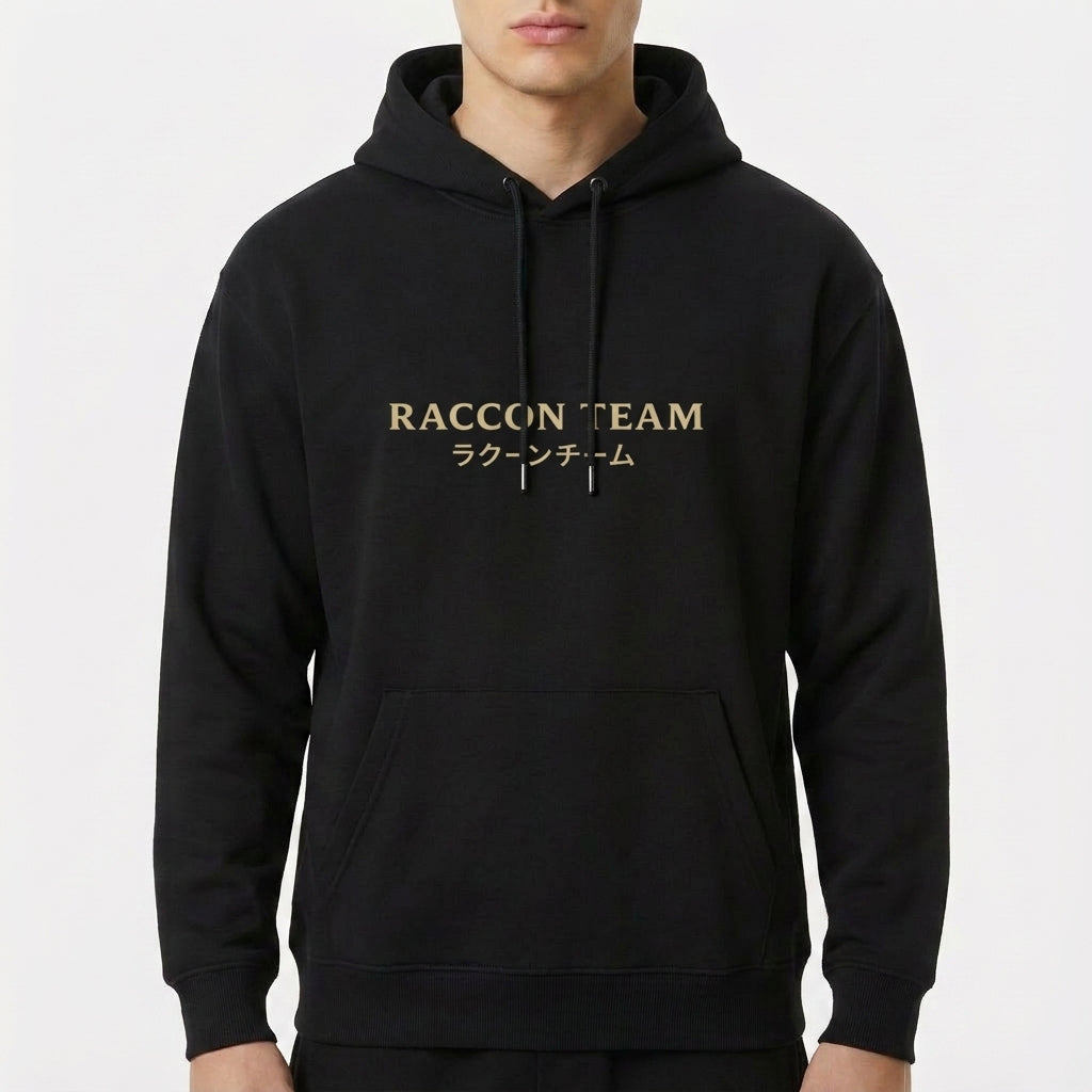 Moletom com estampa frontal de "RACCON TEAM" em letras maiúsculas, seguido por caracteres japoneses logo abaixo, centrados na área do peito.