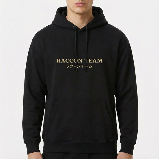 Moletom com estampa frontal de "RACCON TEAM" em letras maiúsculas, seguido por caracteres japoneses logo abaixo, centrados na área do peito.