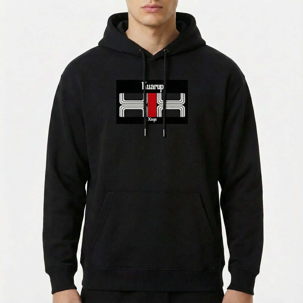 Moletom com estampa frontal de linhas geométricas simétricas ao redor de faixa central com texto acima e abaixo, e estampa traseira com texto vertical simples.