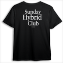Camiseta com estampa frontal de "Sunday Hybrid Club" em fonte elegante e estampa traseira ampliada do mesmo texto acompanhado por "nineproject".