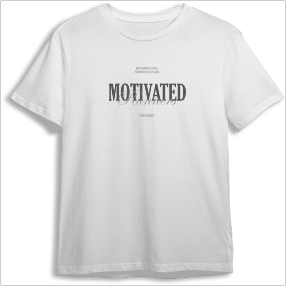 Camiseta com estampa frontal de texto estilizado "MOTIVATED Runners", acompanhado de frases menores: "KEEP RUNNING STRONG, NO MATTER THE DISTANCE" e "NINE'S PROJECT".