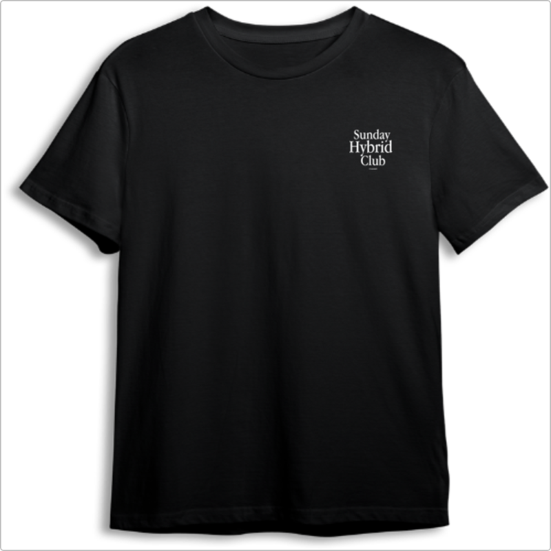 Camiseta com estampa frontal de "Sunday Hybrid Club" em fonte elegante e estampa traseira ampliada do mesmo texto acompanhado por "nineproject".