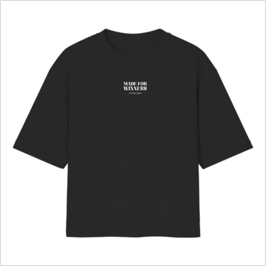 Camiseta com estampa frontal de texto "MADE FOR WINNERS" e estampa traseira de esculturas de atletas correndo, acompanhada da frase "MADE FOR WINNERS".
