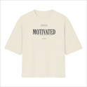 Camiseta com estampa frontal de textos "Keep running strong, no matter the distance" e "Motivated Runners Nines Project" em diferentes fontes e tamanhos.