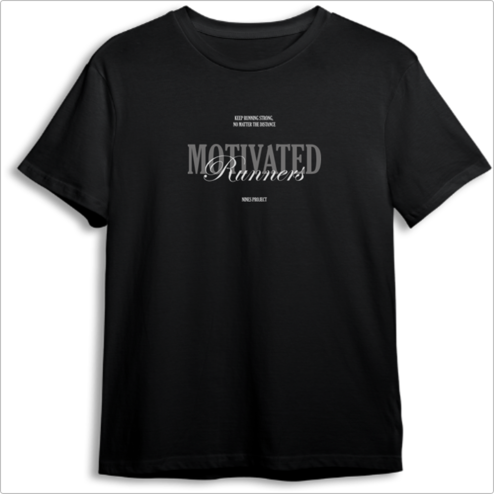 Camiseta com estampa frontal de texto estilizado "MOTIVATED Runners", acompanhado de frases menores: "KEEP RUNNING STRONG, NO MATTER THE DISTANCE" e "NINE'S PROJECT".