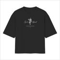 Camiseta com estampa frontal de texto "God Speed" em letra cursiva, acompanhada por uma ilustração centralizada de figura mitológica e texto adicional abaixo.