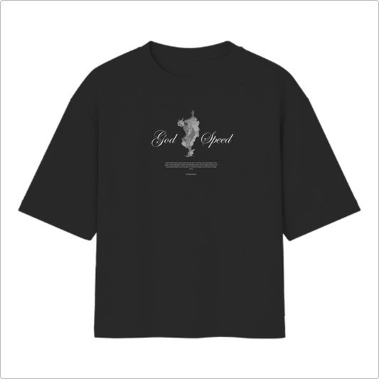 Camiseta com estampa frontal de texto "God Speed" em letra cursiva, acompanhada por uma ilustração centralizada de figura mitológica e texto adicional abaixo.
