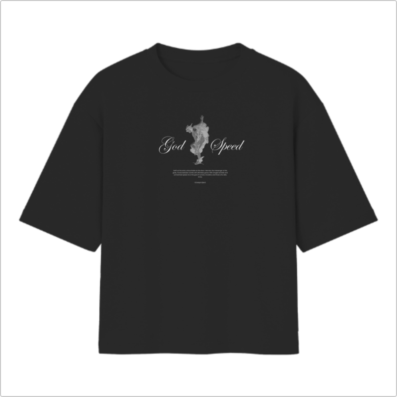 Camiseta com estampa frontal de texto "God Speed" em letra cursiva, acompanhada por uma ilustração centralizada de figura mitológica e texto adicional abaixo.