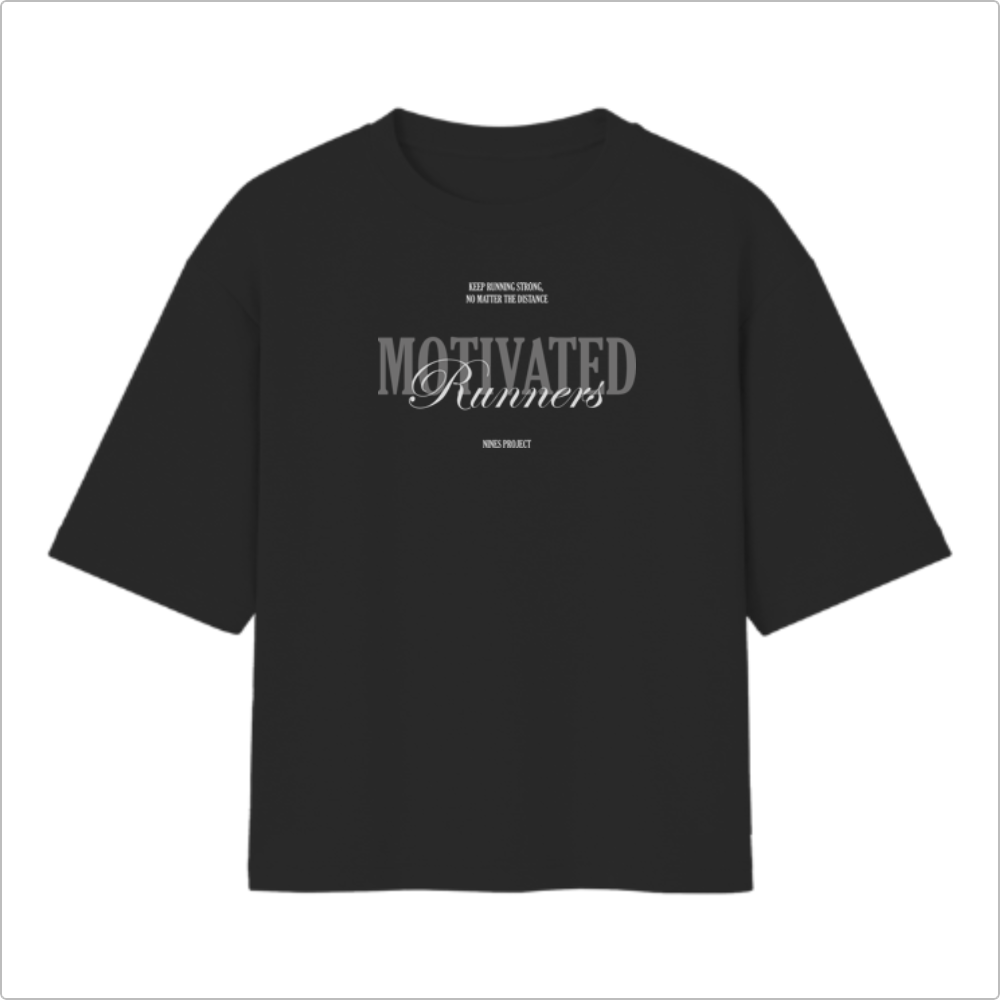 Camiseta com estampa frontal de textos "Keep running strong, no matter the distance" e "Motivated Runners Nines Project" em diferentes fontes e tamanhos.