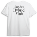 Camiseta com estampa frontal de "Sunday Hybrid Club" em fonte elegante e estampa traseira ampliada do mesmo texto acompanhado por "nineproject".