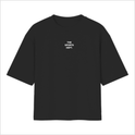 Camiseta com estampa frontal de "THE SPORTS DEPT." e estampa traseira de texto "THE SPORTS DEPT. FROM 19-97" e frases adicionais de estilo.
