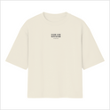 Camiseta com estampa frontal de texto "MADE FOR WINNERS" e estampa traseira de esculturas de atletas correndo, acompanhada da frase "MADE FOR WINNERS".
