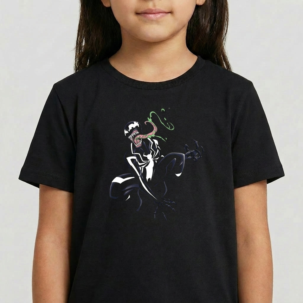 Camiseta com estampa frontal de uma criatura em pose agressiva com língua estendida, contrastando figuras claras e escuras em linhas dinâmicas.