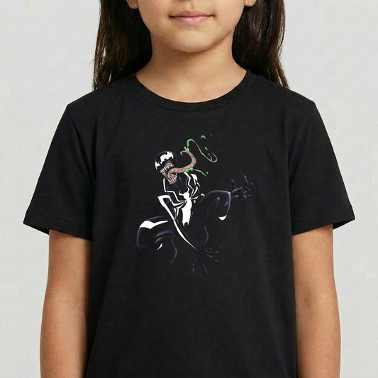 Camiseta com estampa frontal de uma criatura em pose agressiva com língua estendida, contrastando figuras claras e escuras em linhas dinâmicas.
