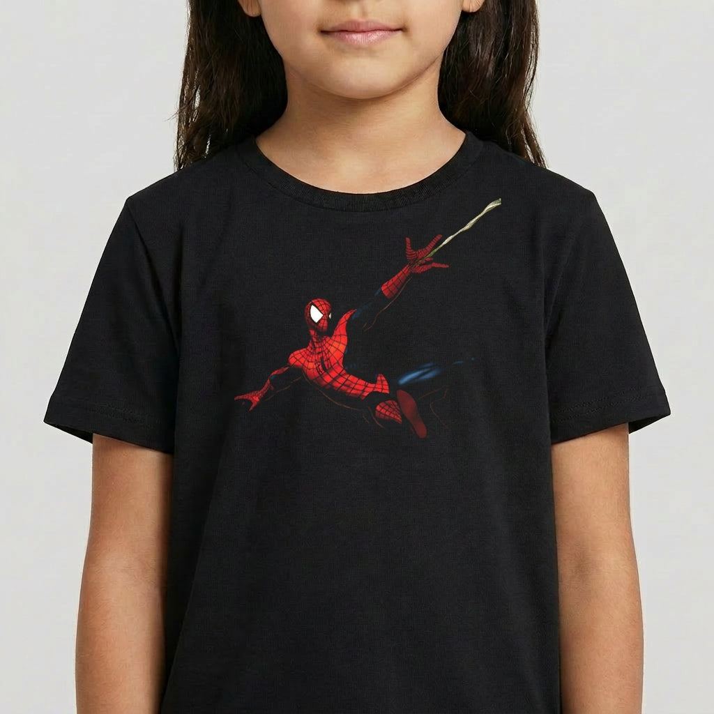 Camiseta com estampa frontal de super-herói pendurado em teia, usando traje icônico com detalhes de teias e contrastando com fundo simples.