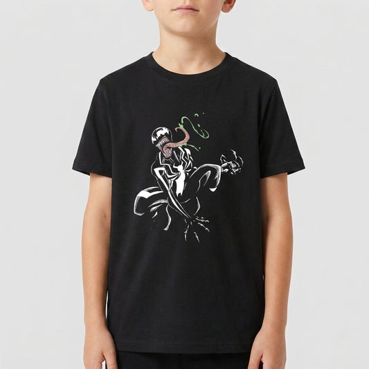 Camiseta com estampa frontal de uma criatura em pose agressiva com língua estendida, contrastando figuras claras e escuras em linhas dinâmicas.