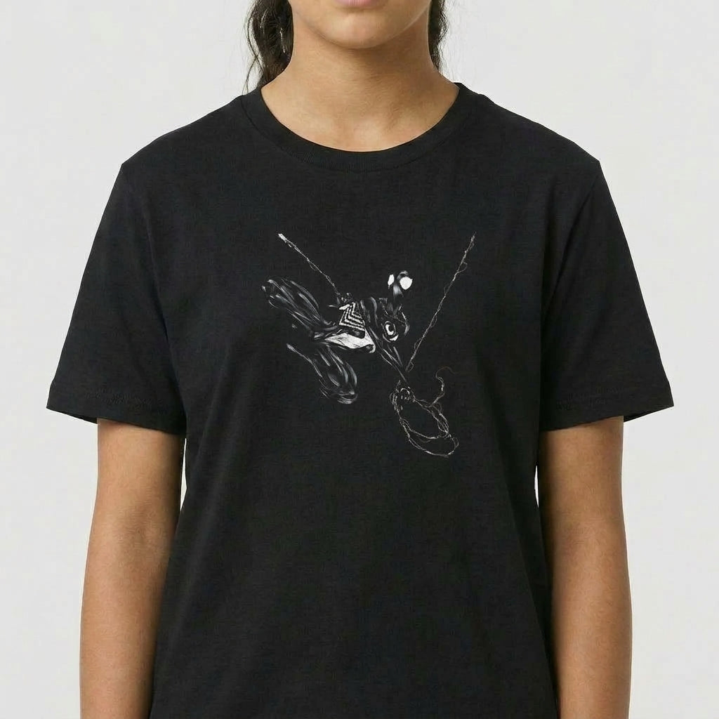 Camiseta com estampa frontal de uma figura abstrata amarrada em cordas, destacando um olhar atento e detalhes intricados sugerindo movimento.