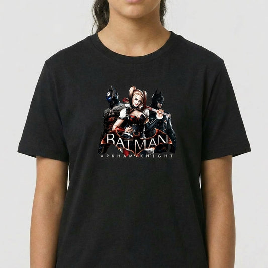 Camiseta com estampa frontal de personagens icônicos, incluindo uma mulher de cabelos claros e dois indivíduos mascarados, com o texto "Batman Arkham Knight".