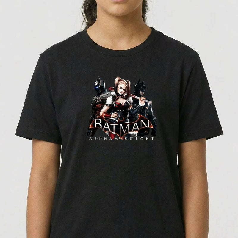 Camiseta com estampa frontal de personagens icônicos, incluindo uma mulher de cabelos claros e dois indivíduos mascarados, com o texto "Batman Arkham Knight".