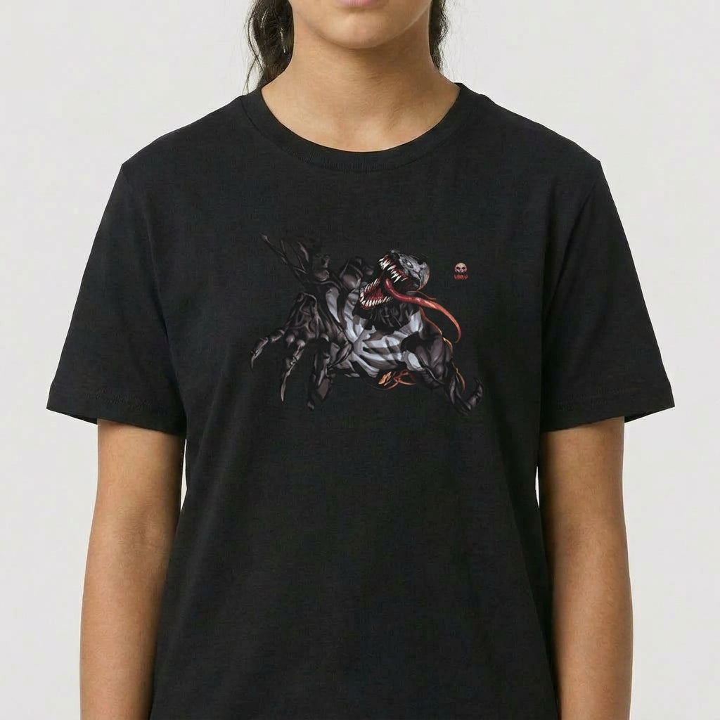 Camiseta com estampa frontal de criatura monstruosa com dentes afiados e língua saliente, acompanhada de detalhes dinâmicos em traços estilizados.
