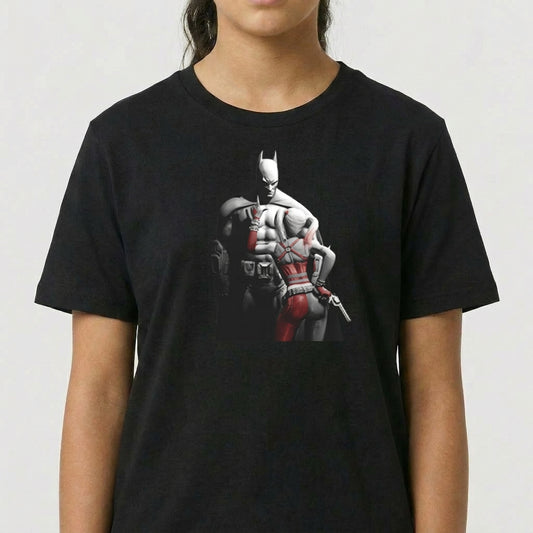 Camiseta com estampa frontal de personagem em traje futurista, usando máscara e capa com destaque para detalhes em contraste.