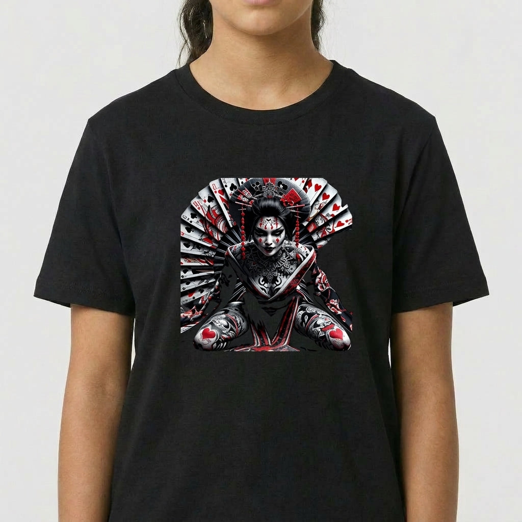 Camiseta com estampa frontal de figura central ajoelhada, adornada com cartas de baralho abertas em leque ao fundo, criando um visual envolvente.