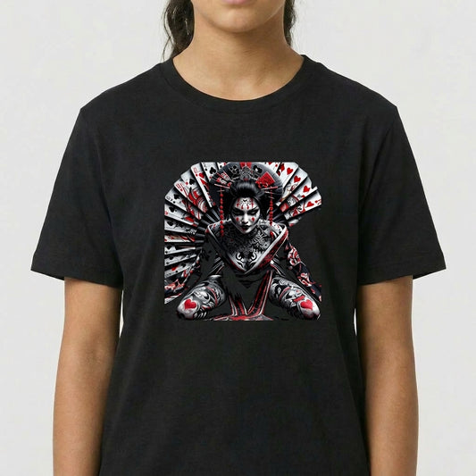 Camiseta com estampa frontal de figura central ajoelhada, adornada com cartas de baralho abertas em leque ao fundo, criando um visual envolvente.