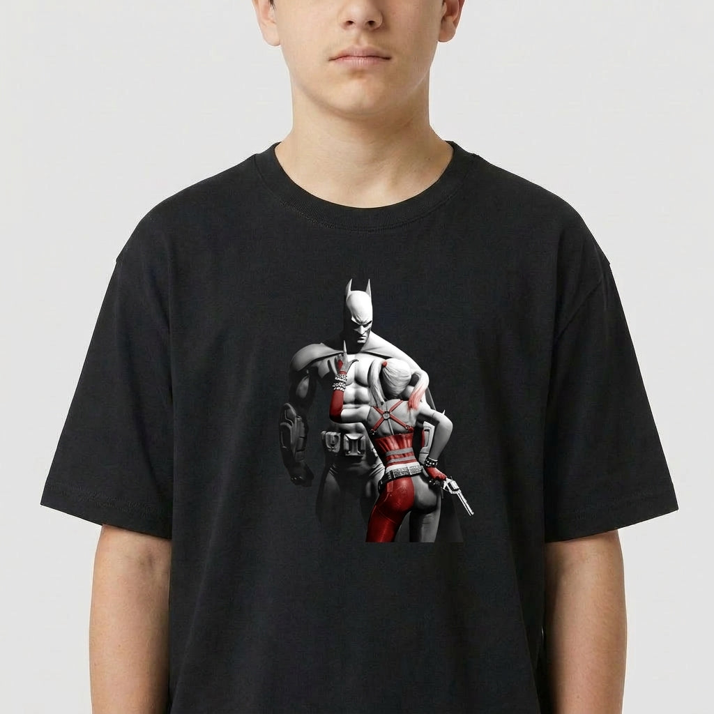 Camiseta com estampa frontal de personagem em traje futurista, usando máscara e capa com destaque para detalhes em contraste.