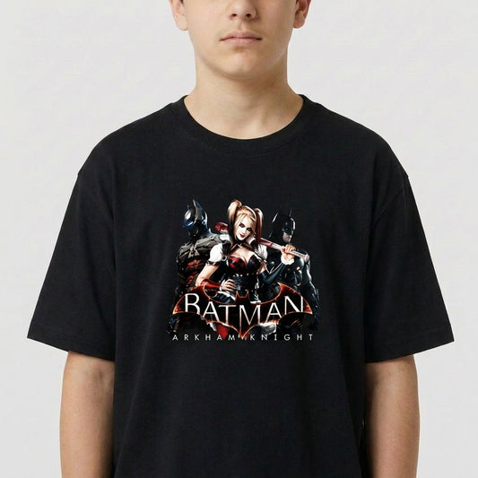 Camiseta com estampa frontal de personagens icônicos, incluindo uma mulher de cabelos claros e dois indivíduos mascarados, com o texto "Batman Arkham Knight".