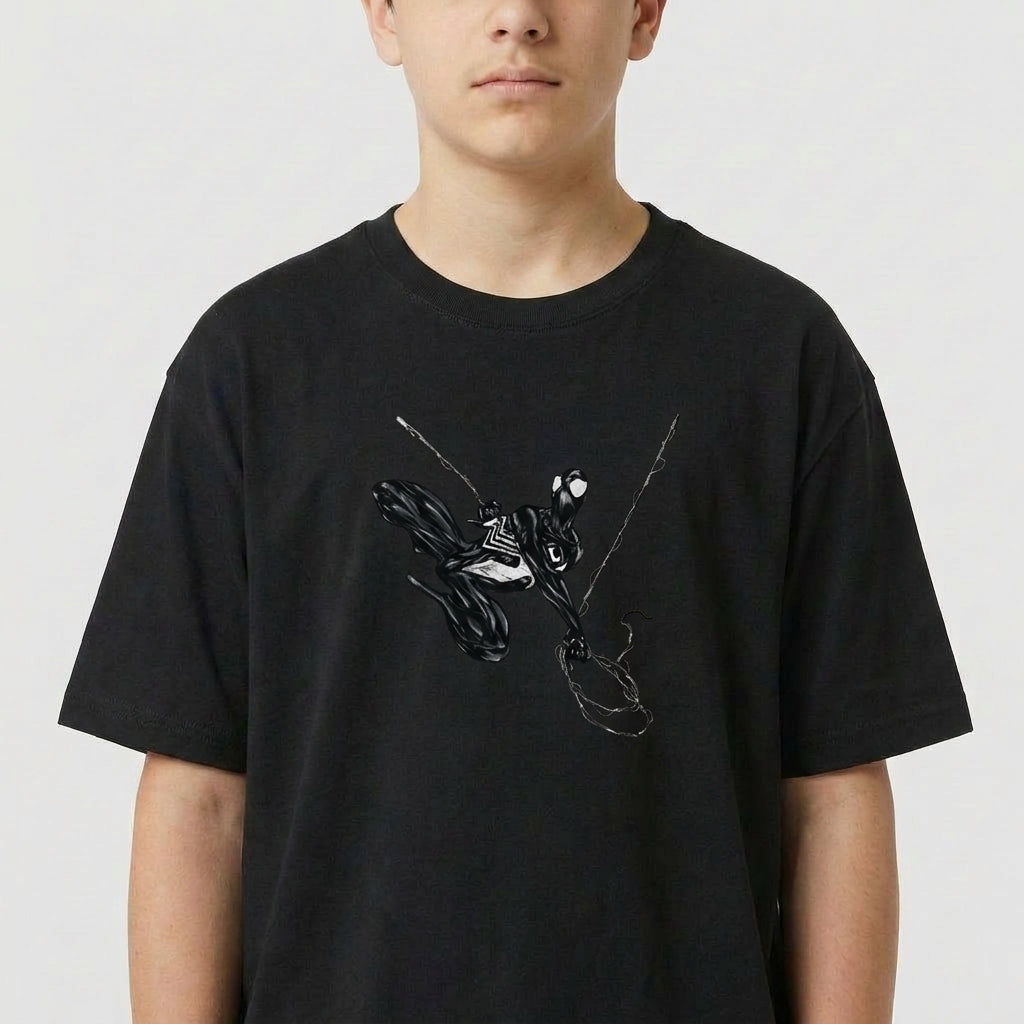 Camiseta com estampa frontal de uma figura abstrata amarrada em cordas, destacando um olhar atento e detalhes intricados sugerindo movimento.