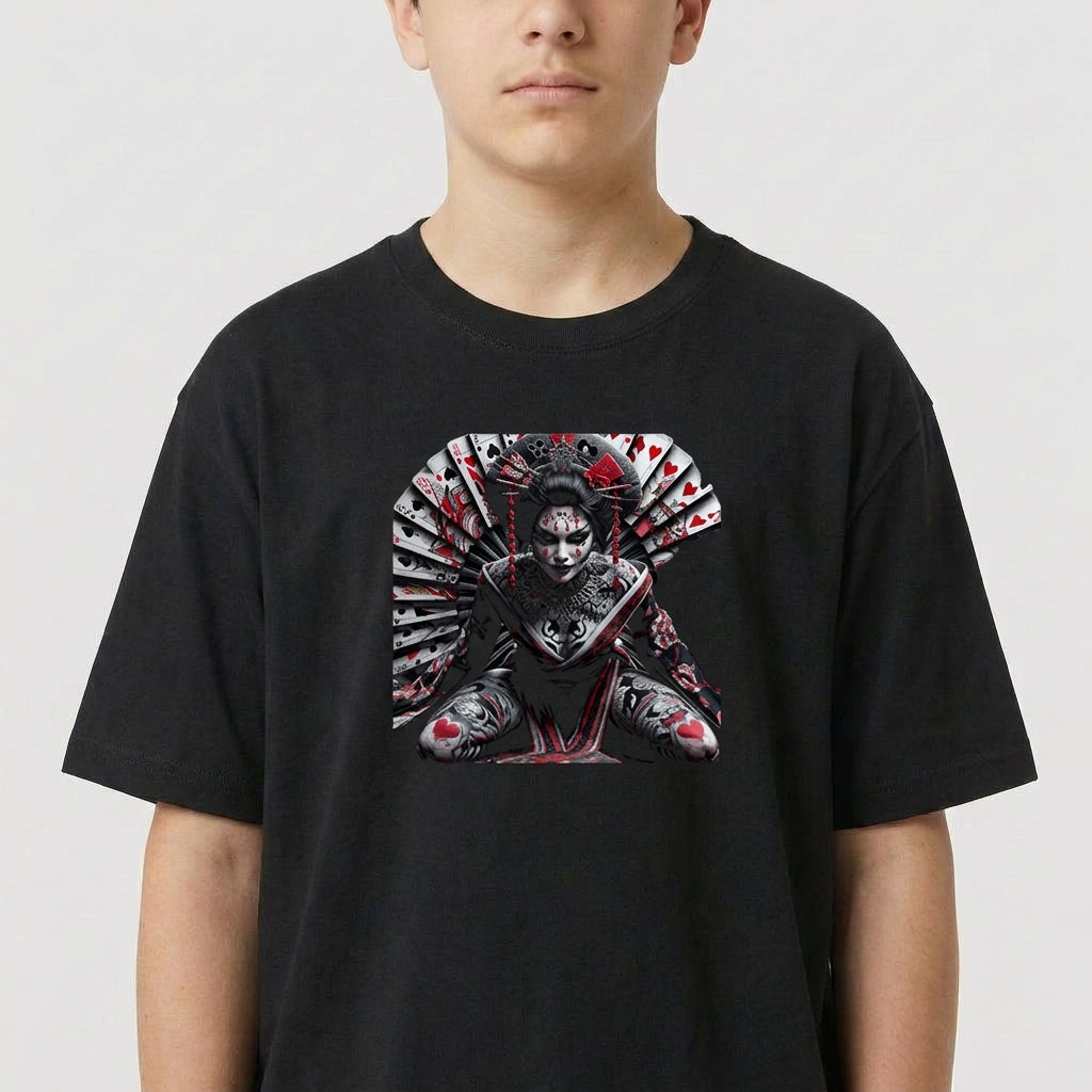 Camiseta com estampa frontal de figura central ajoelhada, adornada com cartas de baralho abertas em leque ao fundo, criando um visual envolvente.