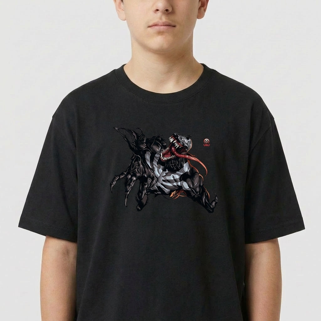 Camiseta com estampa frontal de criatura monstruosa com dentes afiados e língua saliente, acompanhada de detalhes dinâmicos em traços estilizados.