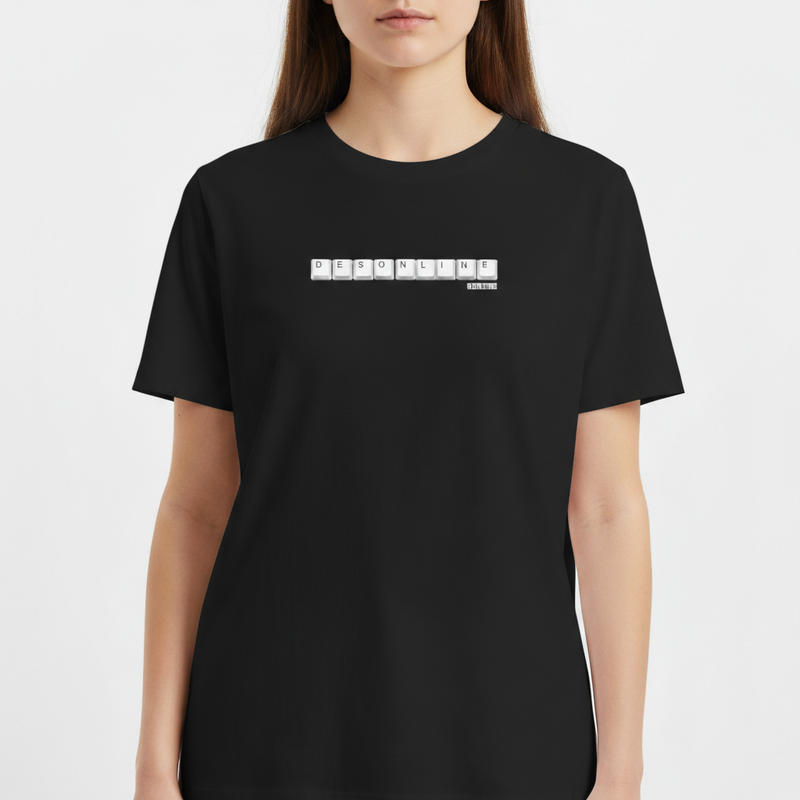 "DESONLINE // REGULAR // NO SENSE STUDIOS" Camiseta Básica Unissex