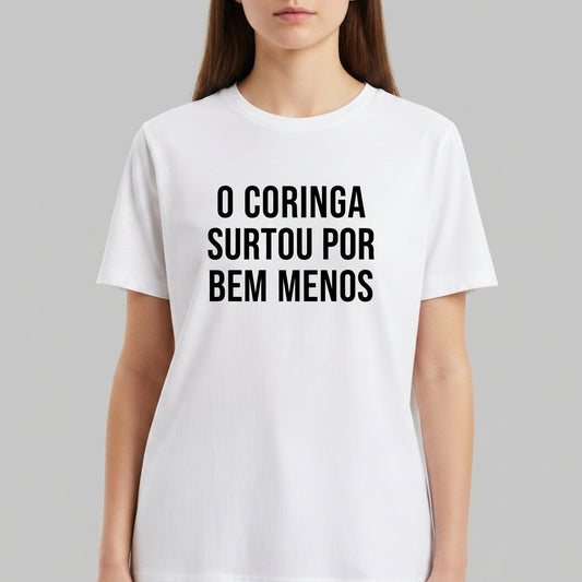 "Camiseta “O Coringa Surtou Por Bem Menos” – Estampa Minimalista Meme" Camiseta Básica Unissex