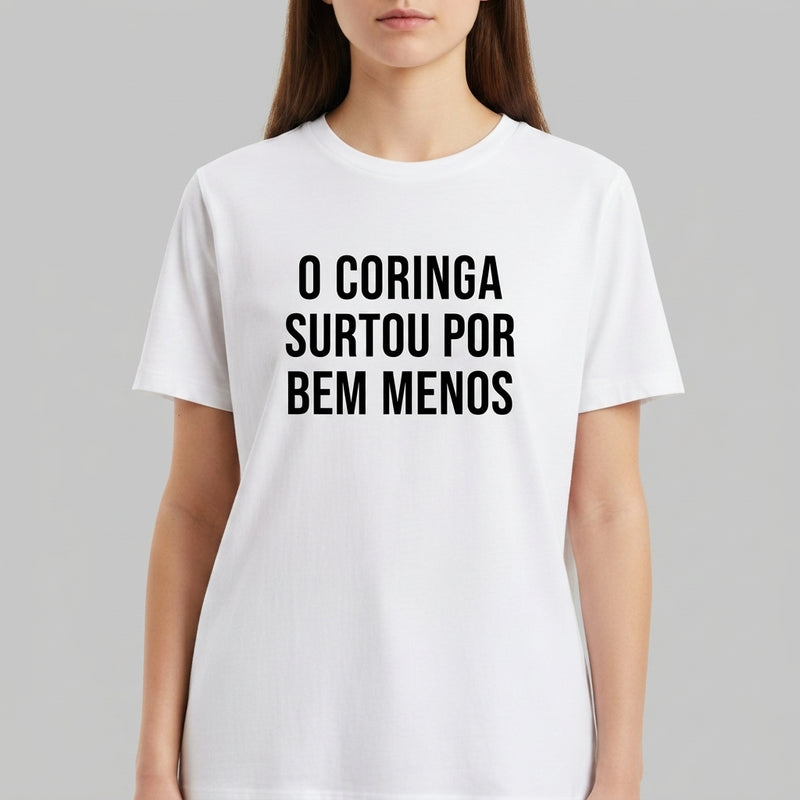 "Camiseta “O Coringa Surtou Por Bem Menos” – Estampa Minimalista Meme" Camiseta Básica Unissex
