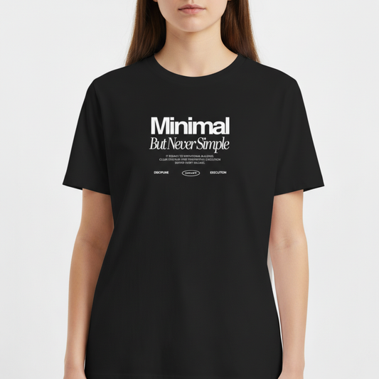 "REGULAR // MINIMAL BUT NEVER SIMPLE" Camiseta Básica Unissex
