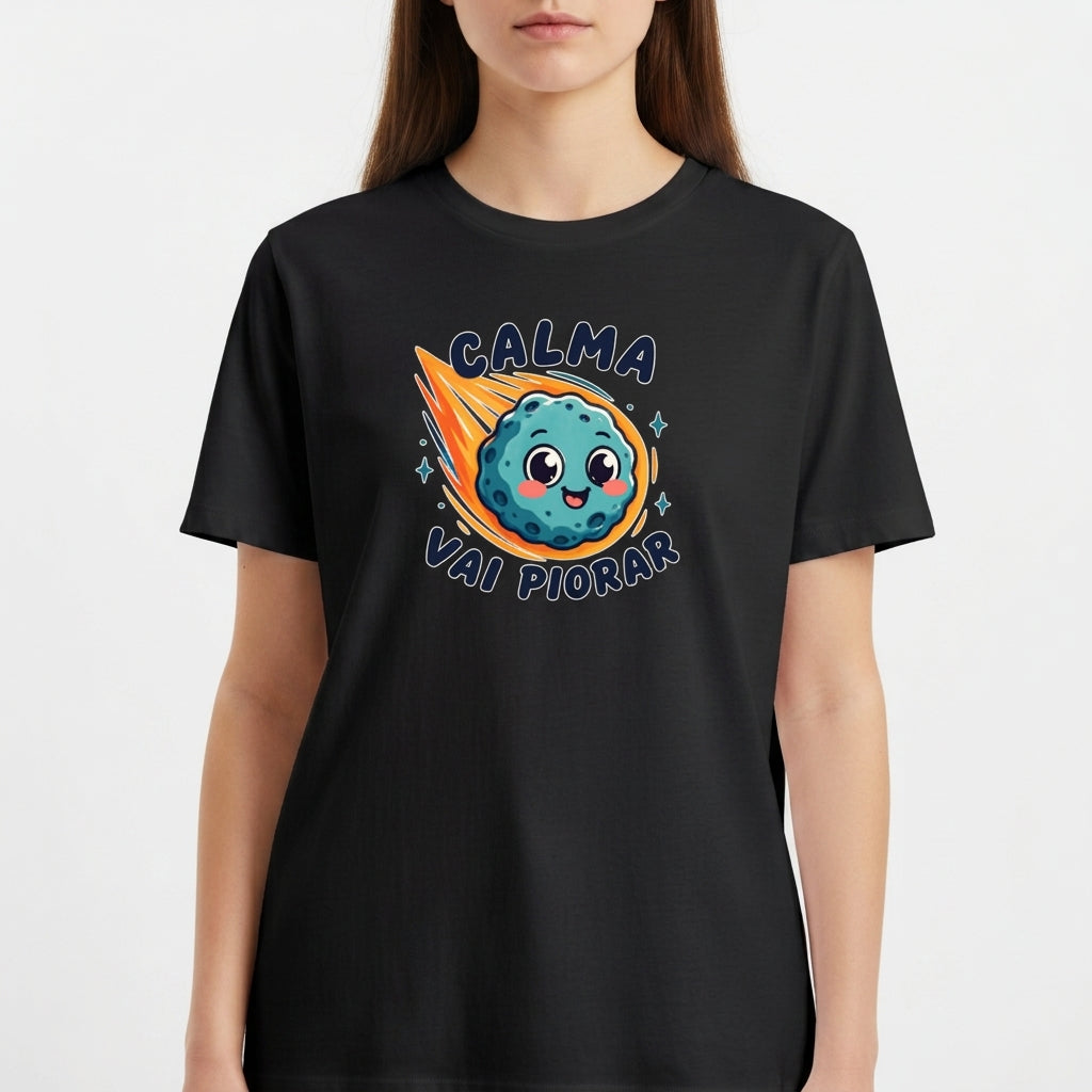 "Camiseta Divertida Meteoro Cartoon - Frase “Calma Vai Piorar”" Camiseta Básica Unissex