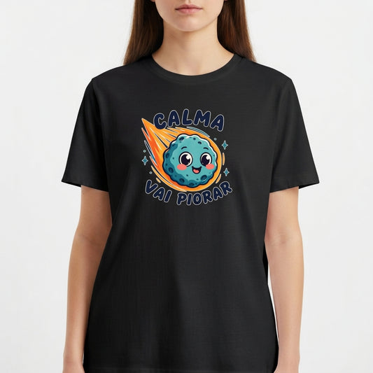 "Camiseta Divertida Meteoro Cartoon - Frase “Calma Vai Piorar”" Camiseta Básica Unissex