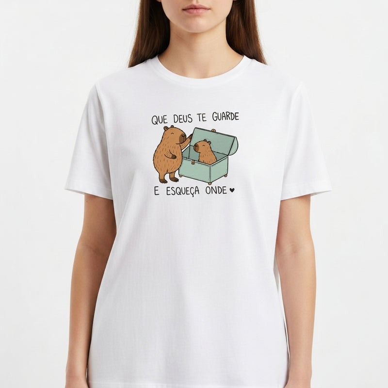 "Camiseta Capivara Engraçada | Camiseta Frase Irônica - "Que Deus te Guarde e Esqueça Onde"" Camiseta Básica Unissex
