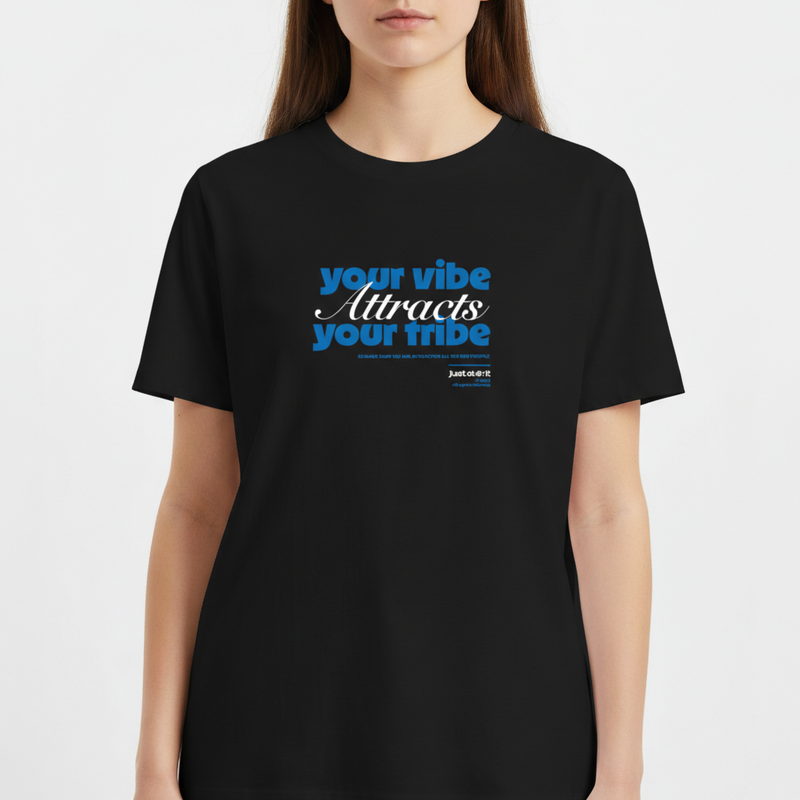 "REGULAR // YOUR VIBE ATTRACTS YOUR TRIBE" Camiseta Básica Unissex