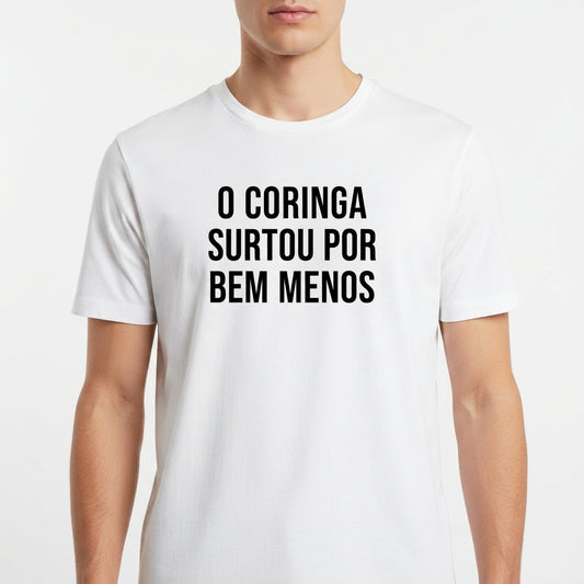 "Camiseta “O Coringa Surtou Por Bem Menos” – Estampa Minimalista Meme" Camiseta Básica Unissex