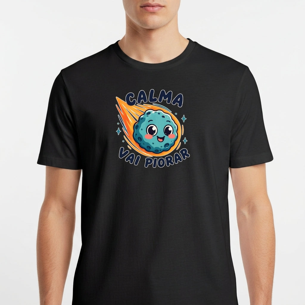 "Camiseta Divertida Meteoro Cartoon - Frase “Calma Vai Piorar”" Camiseta Básica Unissex