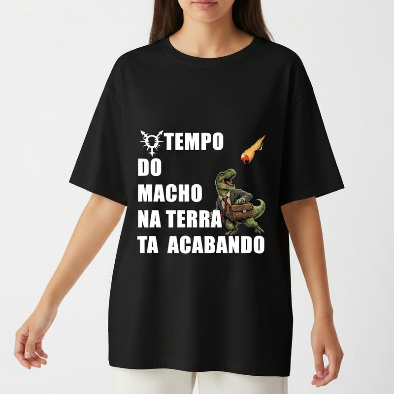 "O TEMPO DO MACHO NA TERRA TA ACABANDO" Camiseta Oversized Básica
