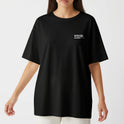 Camiseta com estampa frontal de texto "VOID" em letras maiúsculas seguido por uma linha horizontal, com uma inscrição menor logo abaixo do lado direito.