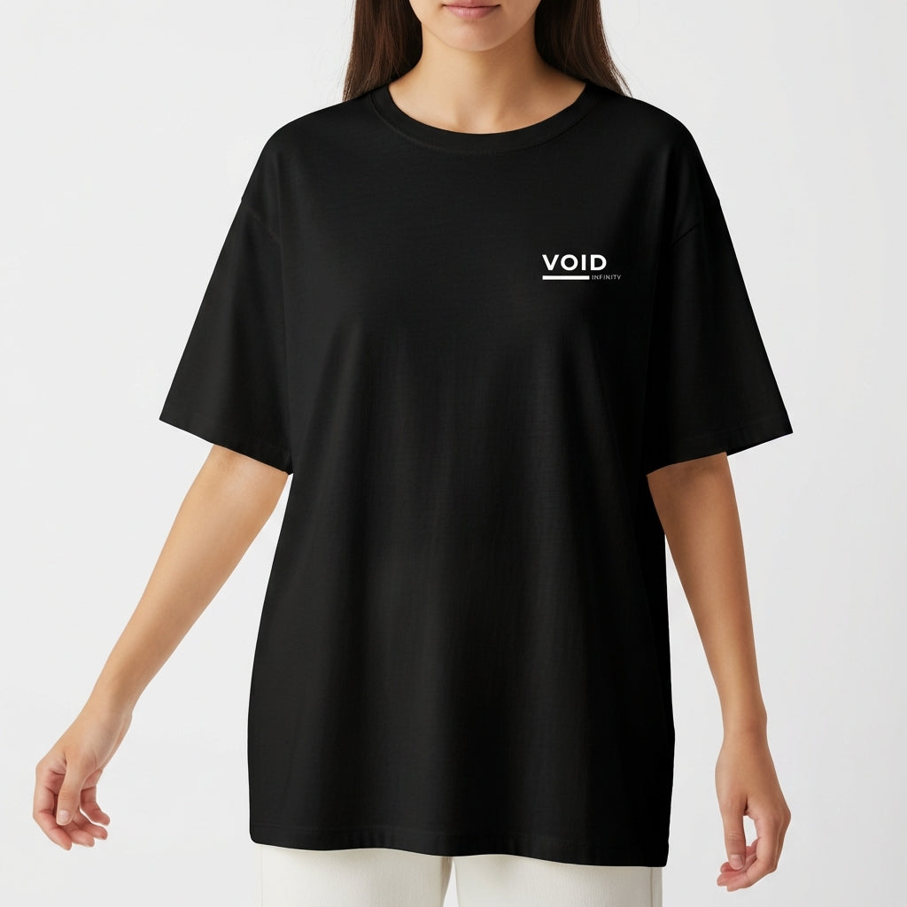 Camiseta com estampa frontal de texto "VOID" em letras maiúsculas seguido por uma linha horizontal, com uma inscrição menor logo abaixo do lado direito.