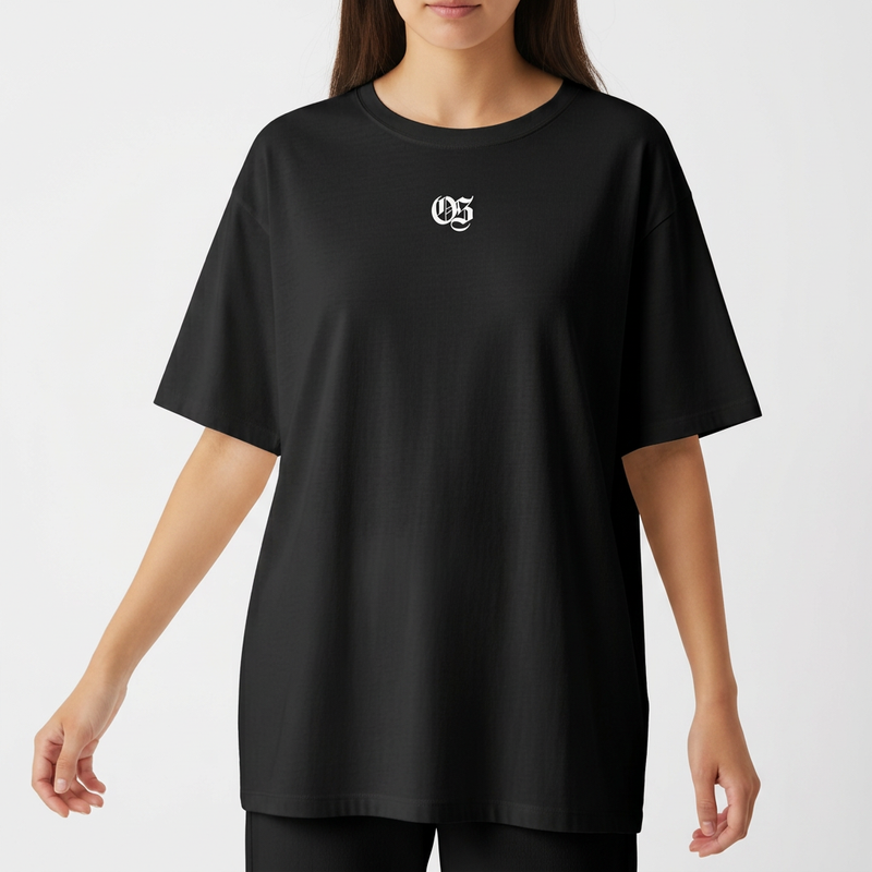 Camiseta com estampa frontal de texto decorativo "OG" e estampa traseira de ilustração com cruz em paisagem tempestuosa e as palavras "In the Storm He Remains".