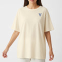 Camiseta com estampa frontal de figura geométrica abstrata e estampa traseira de pássaro estilizado com frases e elementos gráficos variados.
