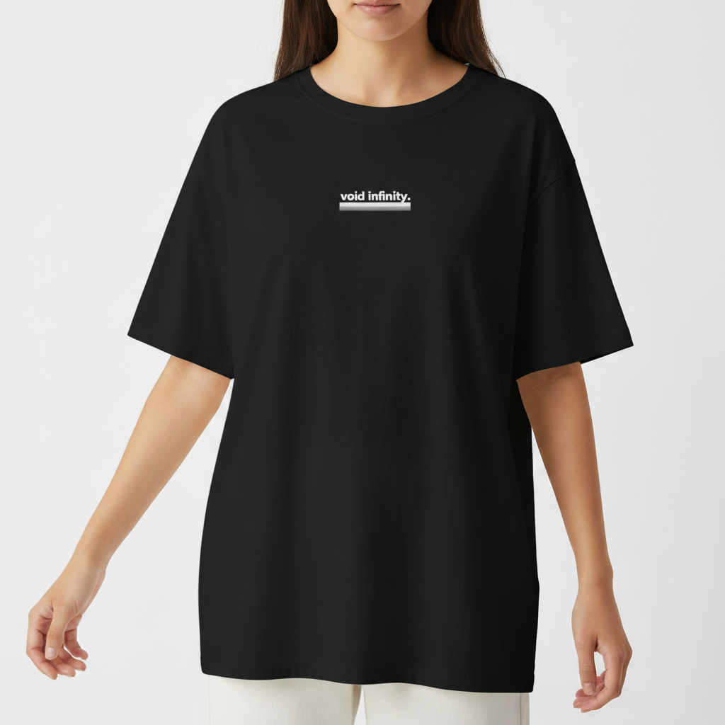 Camiseta com estampa frontal de texto "void infinity." em letras pequenas e negrito, acompanhada por uma linha sublinhada abaixo do texto.