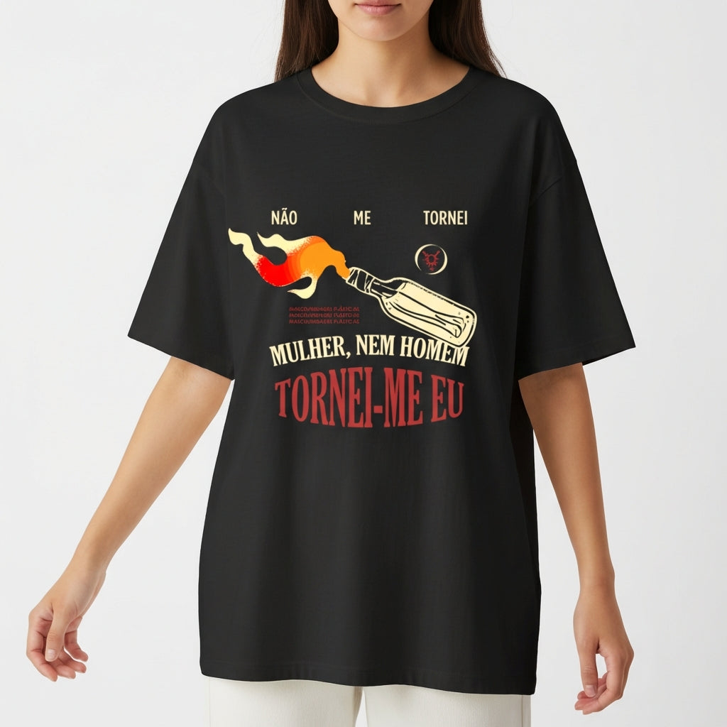 Camiseta com estampa frontal de coquetel Molotov com chamas e frases impactantes e estampa traseira de símbolo circular com cabeça de cervo estilizada.